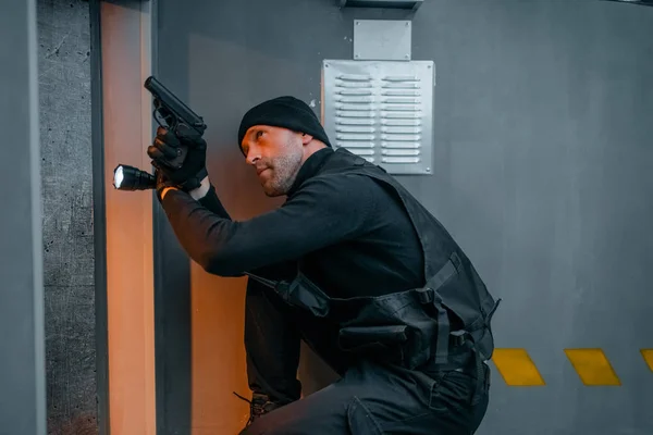 Bankovní Loupež Lupič Černé Uniformě Drží Zbraň Lucernu Kriminální Profese — Stock fotografie