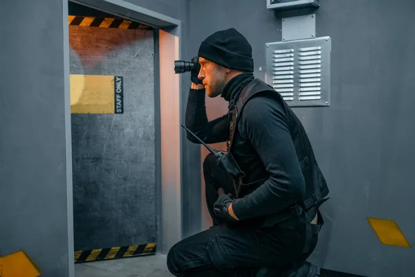 Assalto Banco Ladrão Uniforme Preto Com Arma Lanterna Profissão Criminal — Fotografia de Stock