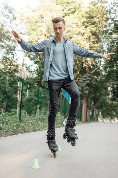 Roller Skating Male Teenager Rolling One Leg Park Urban Roller — Stock Photo, Image