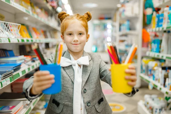 Pequena Estudante Com Lápis Coloridos Compras Papelaria Criança Feminina Comprando — Fotografia de Stock