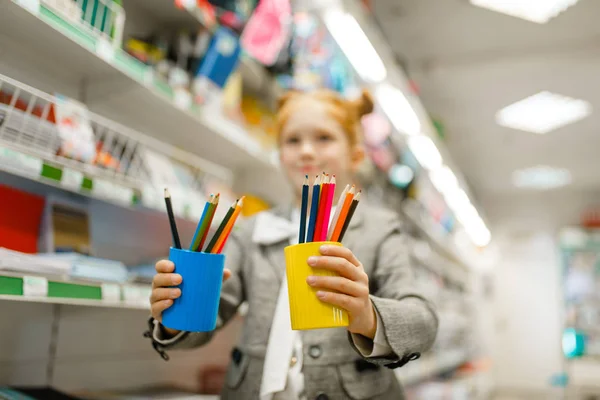 Küçük Liseli Kız Elinde Kalemle Bardaklarla Kırtasiyeden Alışveriş Yapıyor Kadın — Stok fotoğraf