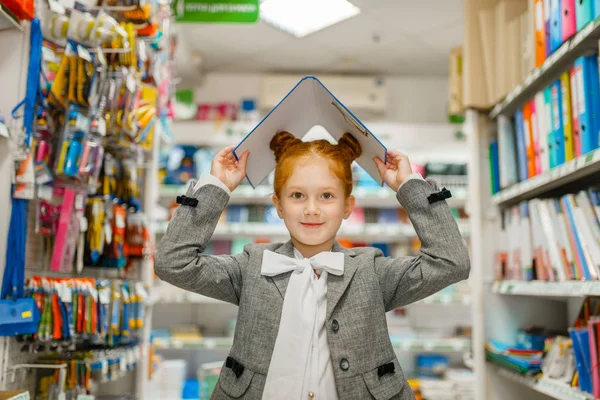 Маленька Школярка Тримає Папки Над Головою Канцелярському Магазині Жінка Дитина — стокове фото