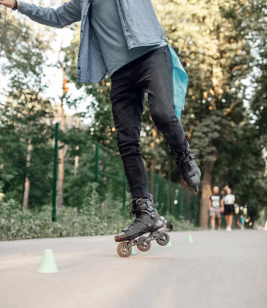 롤러스케이트를 공원에서 다리로 구르고 있어요 롤러스케이트 야외에서의 활동적 스포츠 — 스톡 사진