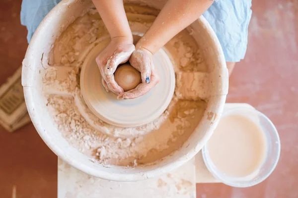 女陶工在陶瓷轮上做锅子 一个女人在做碗 手工陶瓷艺术 陶制餐具 — 图库照片