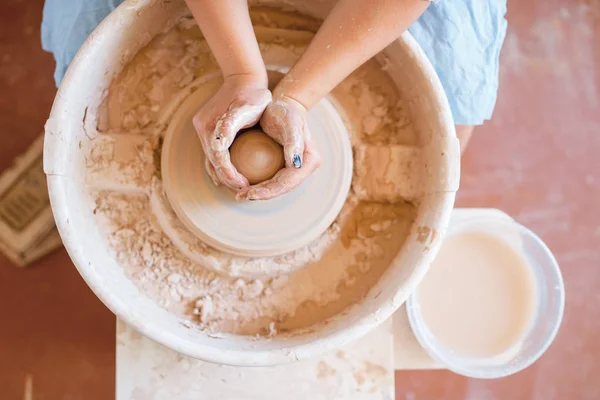 Vrouwelijke Pottenbakker Vormt Een Pot Aardewerk Wiel Een Vrouw Die — Stockfoto