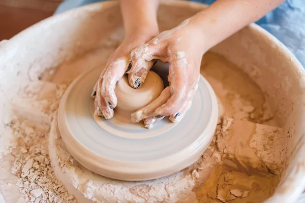 Alfarero Hembra Dando Forma Una Olla Rueda Cerámica Mujer Moldeando — Foto de Stock