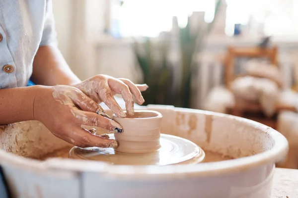 Female Potter Making Pot Pottery Wheel Woman Molding Bowl Handmade — Stock Photo, Image