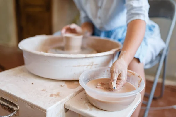 女主子在陶瓷轮上做壶 一个女人在做碗 手工陶瓷艺术 陶制餐具 — 图库照片