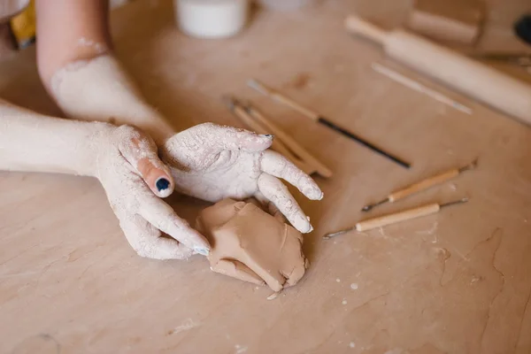 Vrouwelijke Pottenbakkers Handen Bedekt Met Gedroogde Klei Aardewerk Workshop Een — Stockfoto