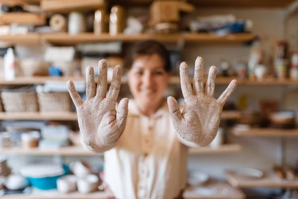 Kadın Çömlekçi Arka Planda Kurumuş Kil Çömlek Atölyesiyle Kaplı Elleri — Stok fotoğraf