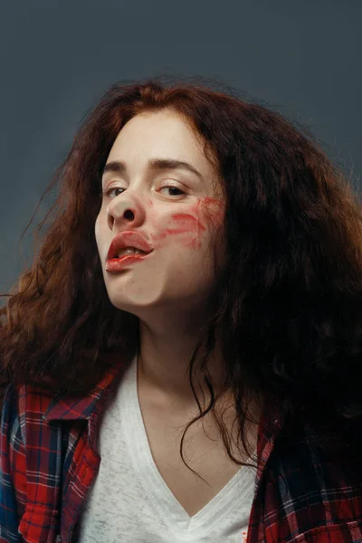 Jonge Vrouw Gezicht Verpletterd Doorzichtig Glas Meisje Met Ingesmeerde Lippenstift — Stockfoto