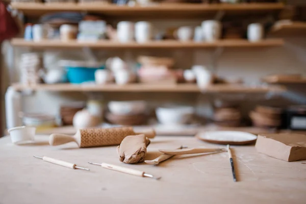 Ploteryjny Technika Drewniany Stół Pracownia Nikt Ręczne Formowanie Kształtowanie Ceramicznych — Zdjęcie stockowe