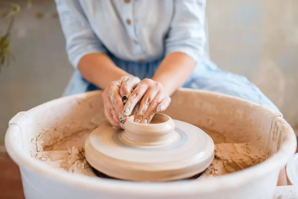 女陶工在陶瓷轮上做壶 一个女人在做碗 手工陶瓷艺术 陶制餐具 — 图库照片