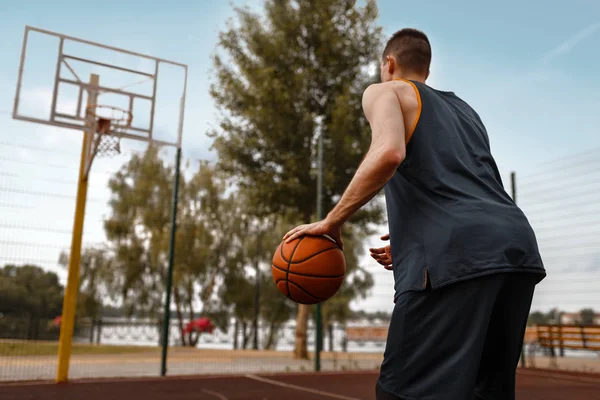 Basketball Player Prepares Make Throw Outdoor Court Male Athlete Sportswear — Stock Photo, Image