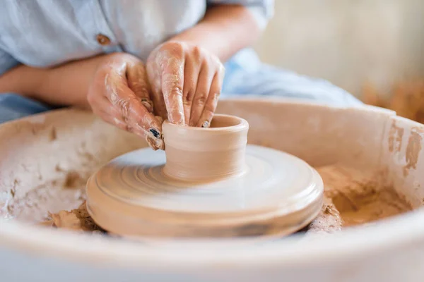 Female Potter Making Pot Pottery Wheel Woman Molding Bowl Handmade — Stock Photo, Image