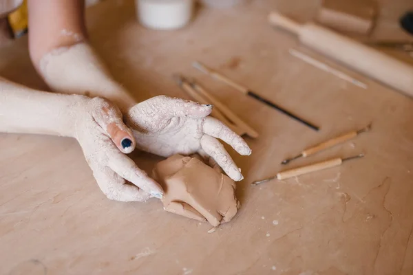 女性陶工的手被干土覆盖 陶器作坊 一个女人在做碗 手工陶瓷艺术 餐具制作 — 图库照片