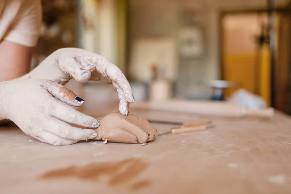 女性陶工的手被干土覆盖 陶器作坊 一个女人在做碗 手工陶瓷艺术 餐具制作 — 图库照片