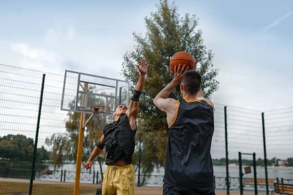 Dos Jugadores Baloncesto Juegan Cancha Aire Libre Atletas Masculinos Ropa —  Fotos de Stock