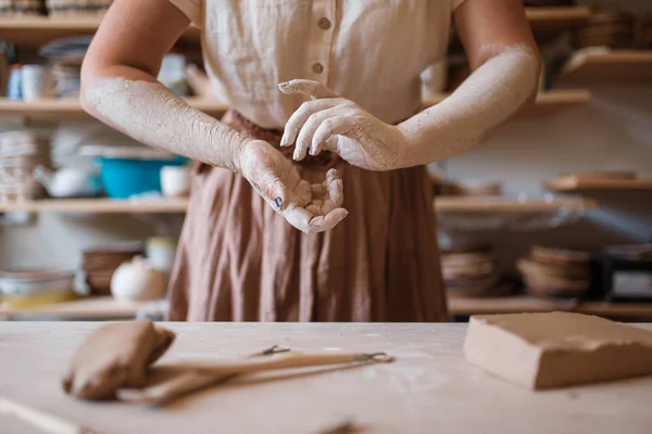 女工匠的手被干土覆盖 背景为陶器作坊内部 一个女人在做碗 手工陶瓷艺术 餐具制作 — 图库照片