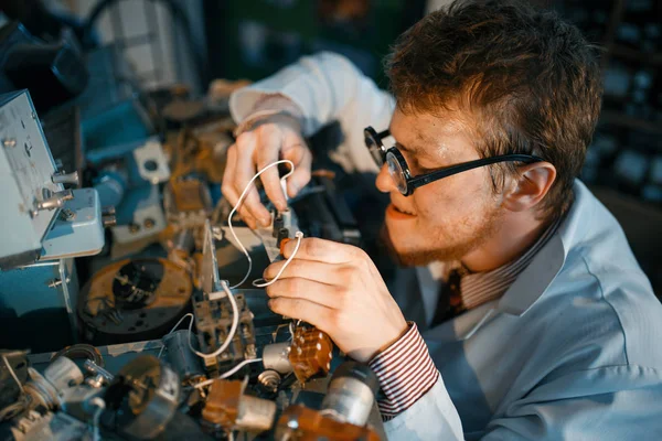 Cientista Louco Prototipando Dispositivo Elétrico Laboratório Ferramentas Teste Elétrico Segundo — Fotografia de Stock