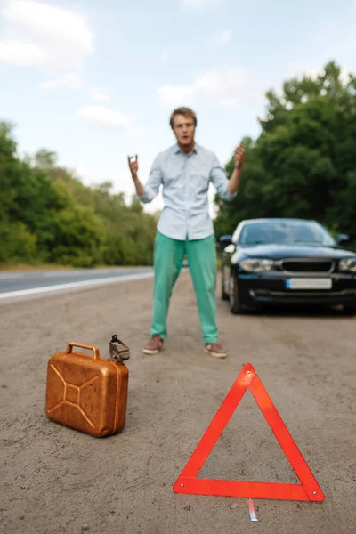 Σήμα Έκτακτης Ανάγκης Και Δοχείο Βενζίνης Αυτοκινητιστικό Δυστύχημα Άνθρωπος Έμεινε — Φωτογραφία Αρχείου