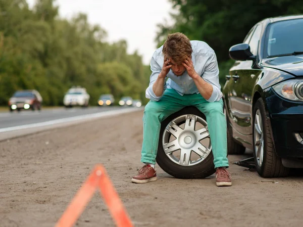 Auto Pech Vermoeide Man Zit Reserveband Gebroken Auto Probleem Met — Stockfoto