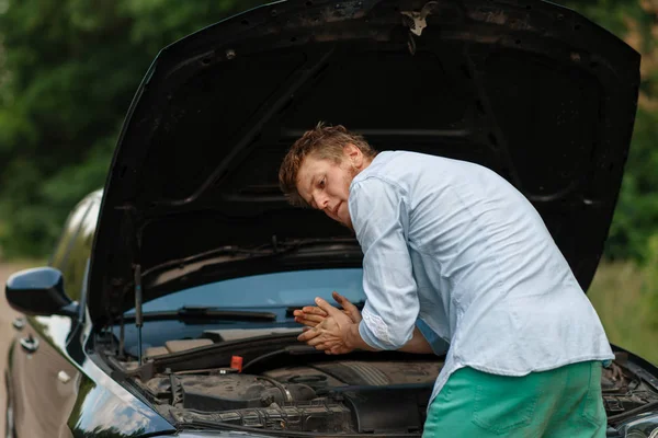 Man Wheel Brace Standing Opened Hood Car Breakdown Broken Automobile — ストック写真