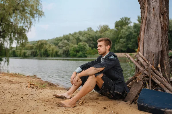 Üzletember Szakadt Öltönyben Homokon Elveszett Szigeten Üzleti Kockázat Összeomlás Vagy — Stock Fotó