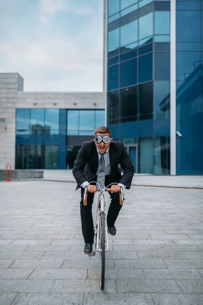 Een Zakenman Met Een Grappige Bril Poseert Fiets Het Kantoorgebouw — Stockfoto