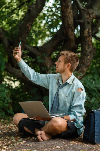 Seul Employé Bureau Avec Téléphone Portable Sur Île Déserte Risque — Photo