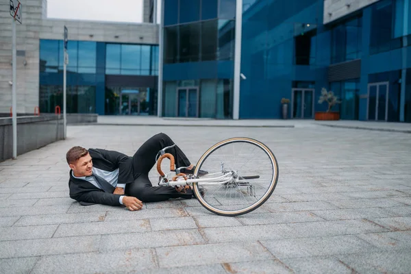 Бізнесмен Впав Свого Велосипеда Офісній Будівлі Центрі Міста Ділова Людина — стокове фото