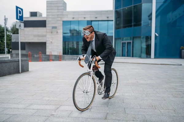 Homem Negócios Com Óculos Engraçados Posa Bicicleta Prédio Escritório Centro — Fotografia de Stock