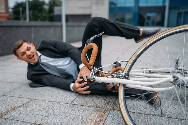 Empresário Caiu Bicicleta Prédio Escritório Centro Cidade Pessoa Negócios Montando — Fotografia de Stock