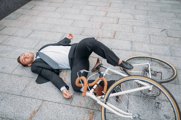 Zakenman Viel Van Zijn Fiets Buurt Van Kantoorgebouw Het Centrum — Stockfoto