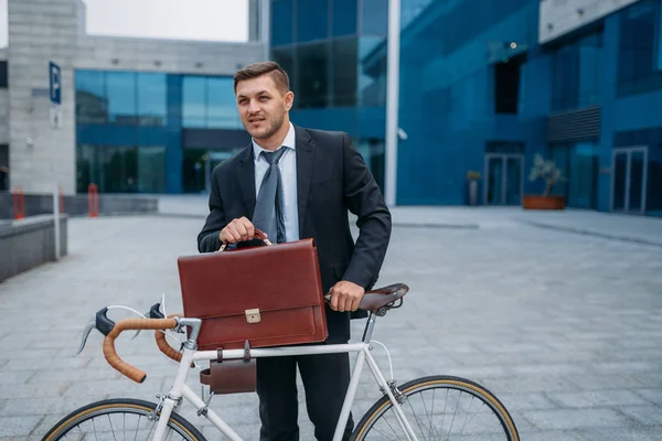 Biznesmen Rowerem Pobliżu Biurowca Centrum Osoba Fizyczna Jeżdżąca Ekologicznym Transportem — Zdjęcie stockowe