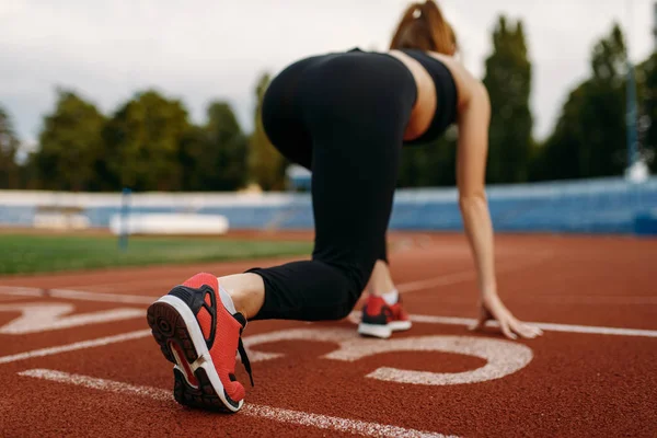 Kvinnlig Löpare Sportkläder Startlinjen Träning Stadion Kvinna Som Stretchar Innan — Stockfoto