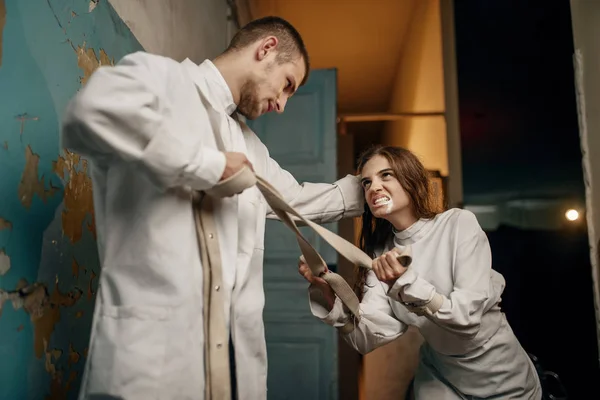 Psychiater Und Verrückte Patientin Einem Wutanfall Psychiatrische Klinik Frau Zwangsjacke — Stockfoto