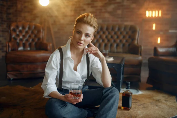 Donna Abiti Rigorosi Seduta Sul Pavimento Con Whisky Sigaro Moda — Foto Stock