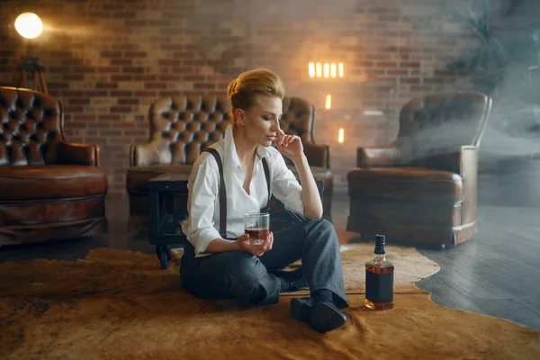 Frau Strenger Kleidung Die Mit Whiskey Und Zigarre Auf Dem — Stockfoto