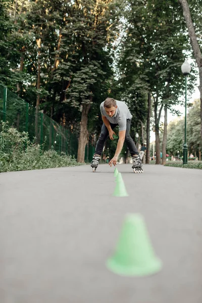 Rolschaatsen Mannelijke Schaatser Zet Kegels Het Park Stadsrolschaatsen Actieve Extreme — Stockfoto