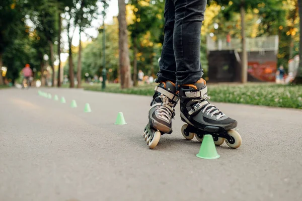 Patinage Roulettes Patineur Masculin Roulant Autour Des Cônes Dans Parc — Photo