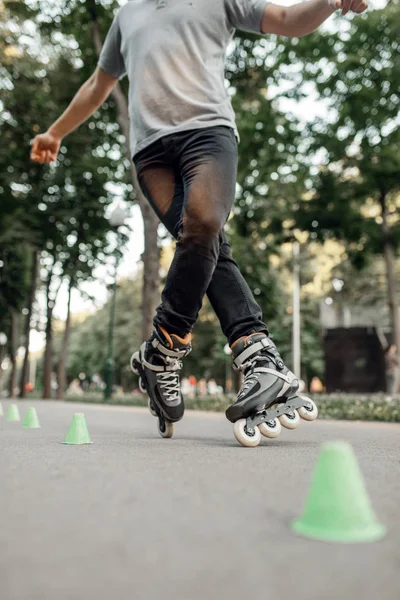 Patinage Roulettes Patineur Masculin Roulant Autour Des Cônes Dans Parc — Photo