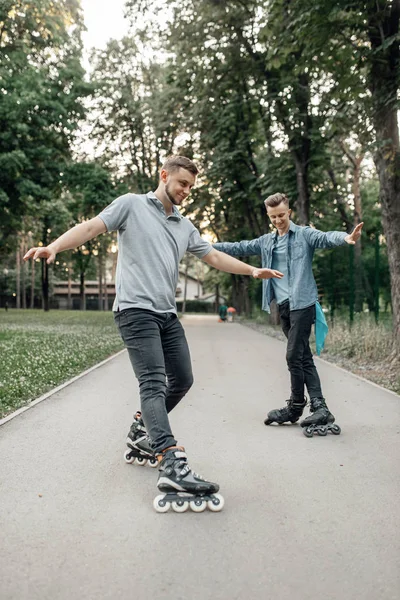 Patinagem Dois Patinadores Masculinos Rolar Parque Verão Patinação Urbana Patins — Fotografia de Stock