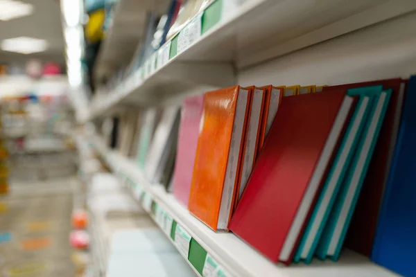 Plank Met Datebooks Briefpapier Winkel Niemand Kantoorartikelen Assortiment Winkel Rijen — Stockfoto