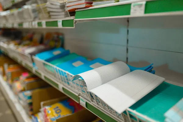 Plank Met Notitieboekjes Een Kooi Een Briefpapier Winkel Niemand Kantoorartikelen — Stockfoto