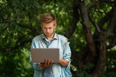 Issız adada dizüstü bilgisayarı olan yalnız bir iş adamı. İş riski, çöküş veya iflas kavramı