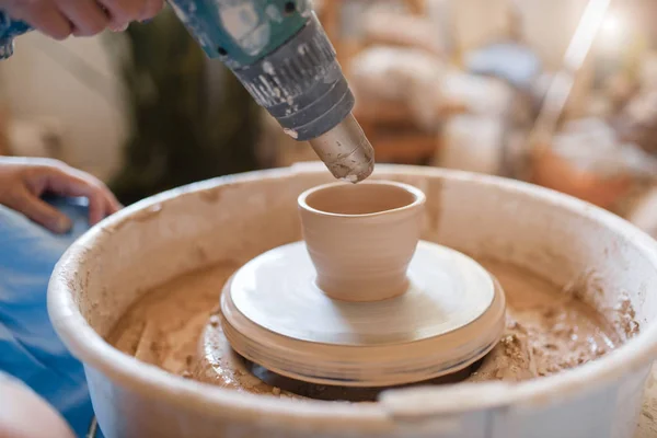 主人在陶瓷轮上擦干一壶 近距离观察 一个女人在做碗 手工陶瓷艺术 陶制餐具 — 图库照片