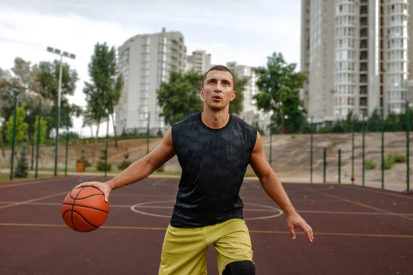 Pemain Basket Dengan Bola Bergerak Lapangan Luar Pria Atlet Dalam — Stok Foto