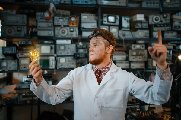 彼の手に燃える光を持つ奇妙な科学者は 実験室でテストします バックグラウンドでの電気試験ツール 研究室設備 工学ワークショップ — ストック写真