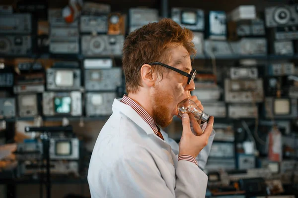 Garip Bir Bilim Adamı Ağzına Ampul Sokup Laboratuvarda Test Etmeye — Stok fotoğraf